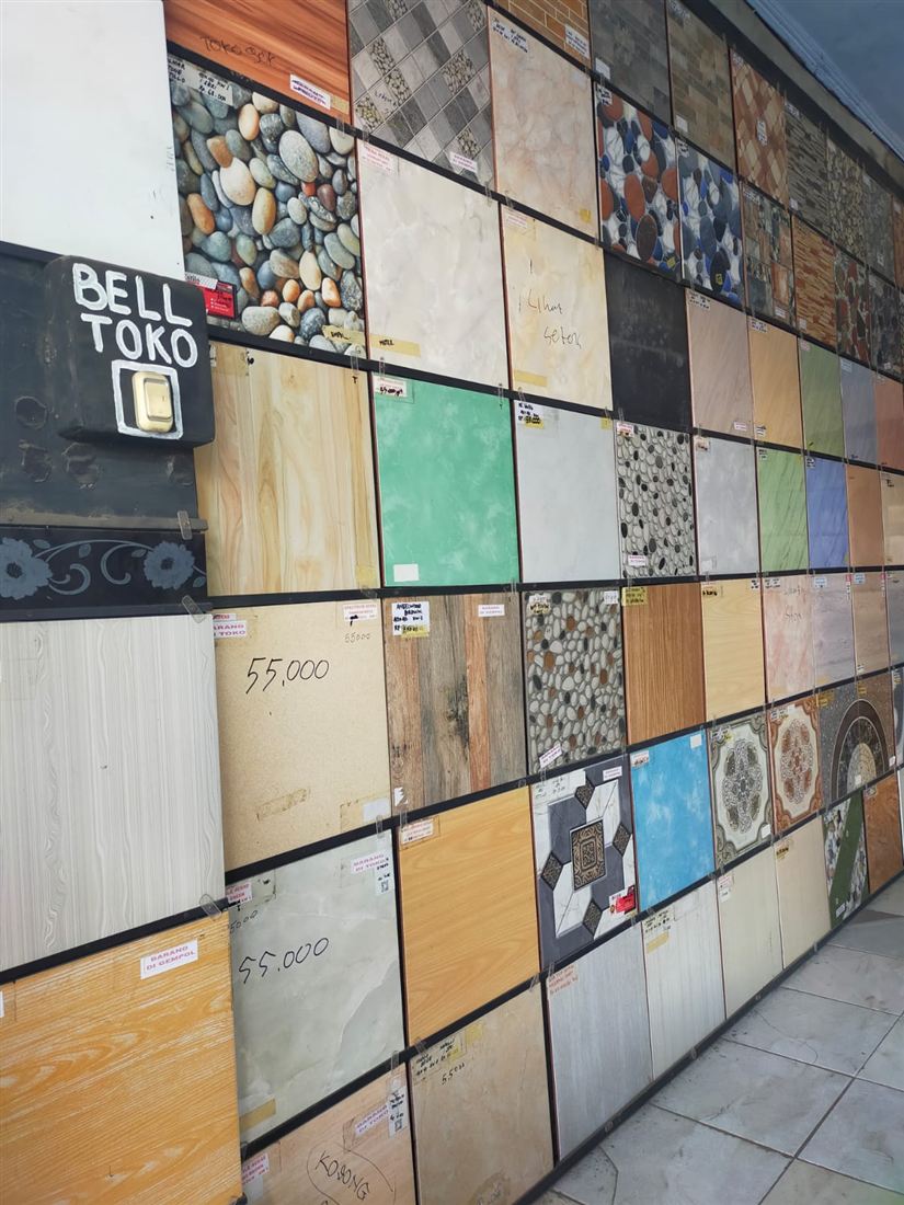 Display keramik lantai dengan harga di Toko Sidomulur